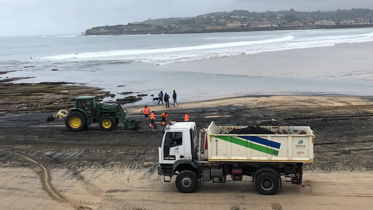 Operarios de Emulsa retiran carbón de la Playa de San Lorenzo Operarios de Emulsa retiran carbón de la Playa de San Lorenzo