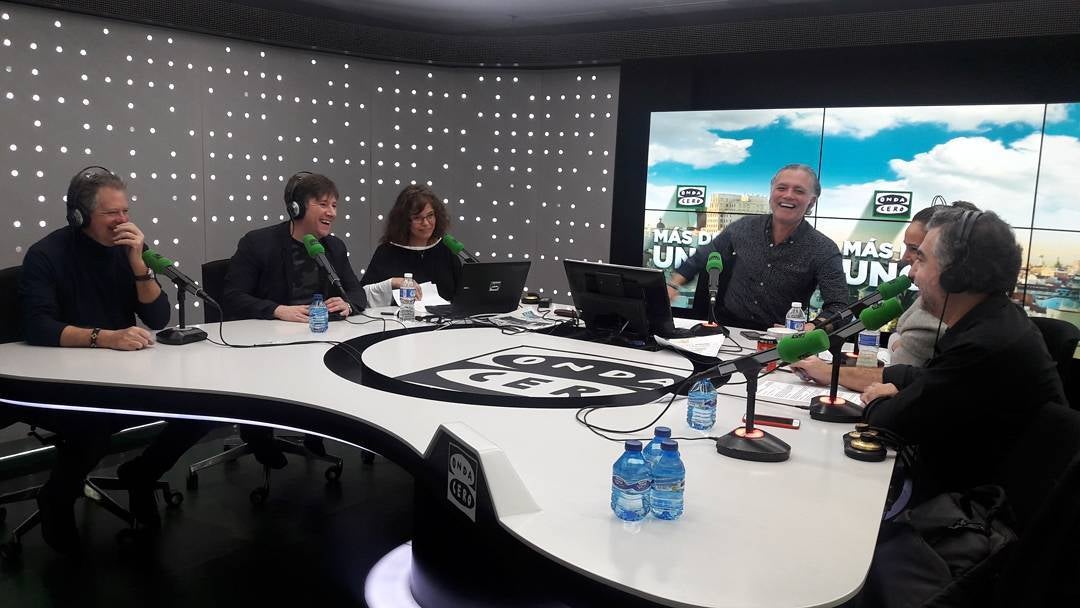 Carlos Latre y Begoña Gómez de la Fuente cantan su versión del himno nacional en Más de uno Carlos Latre y Begoña Gómez de la Fuente cantan su versión del himno nacional en Más de uno