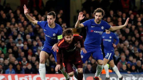 Messi, perseguido por Azpilicueta y Cesc F&aacute;bregas