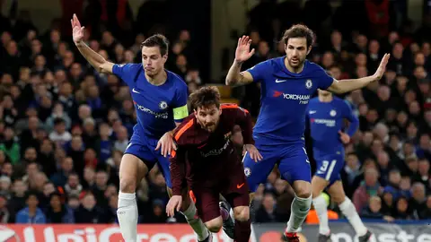 Messi, perseguido por Azpilicueta y Cesc Fábregas Messi, perseguido por Azpilicueta y Cesc Fábregas