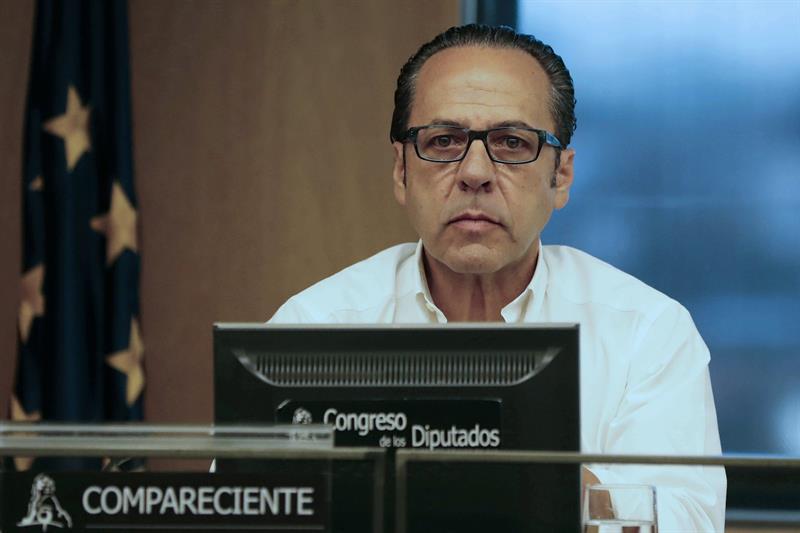 'El Bigotes' señala al marido de Cospedal y este anuncia que se querellará contra él por "difamaciones" 'El Bigotes' señala al marido de Cospedal y este anuncia que se querellará contra él por "difamaciones"