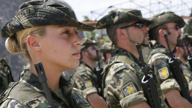 Defensa estudia rebajar de 1,60 a 1,55 la altura exigida para las mujeres que quieren ser oficiales de las Fuerzas Armadas Defensa estudia rebajar de 1,60 a 1,55 la altura exigida para las mujeres que quieren ser oficiales de las Fuerzas Armadas