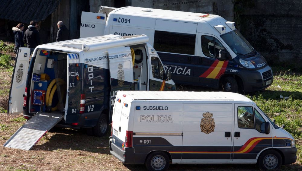 La Policía durante el registro en Pontevedra de la finca de los familiares de Julio Araujo