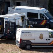 La Policía durante el registro en Pontevedra de la finca de los familiares de Julio Araujo