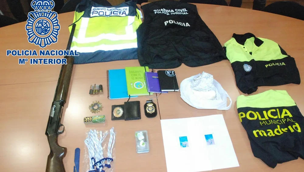 Material confiscado al detenido por violencia de género en el barrio de La Latina (Madrid)