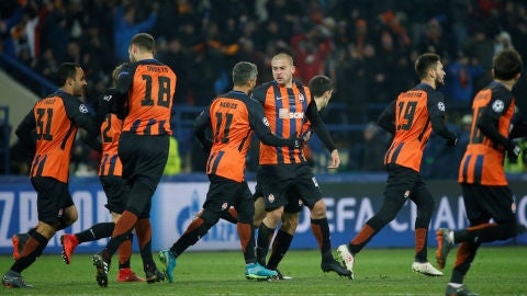 Los jugadores del Shakhtar celebran uno de los goles contra la Roma