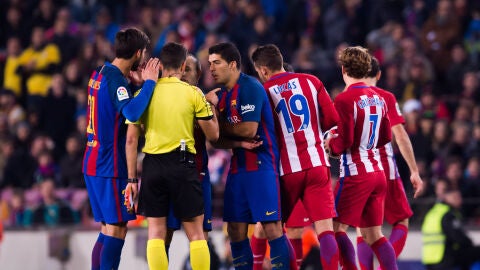 El colegiado extreme&ntilde;o Jes&uacute;s Gil Manzano en un partido entre Barcelona y Atl&eacute;tico