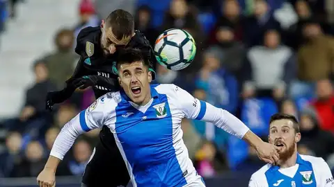 Unai Bustinza lucha por el balón con Benzema. Unai Bustinza lucha por el balón con Benzema.