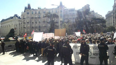 Miles de jubilados cortan el acceso al Congreso para reclamar pensiones dignas