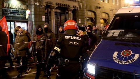 Un agente de la Ertzaintza vigila una manifestaci&oacute;n contra el fascismo anoche en Bilbao