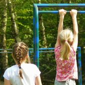 Imagen de archivo de dos niñas jugando en el patio de un colegio