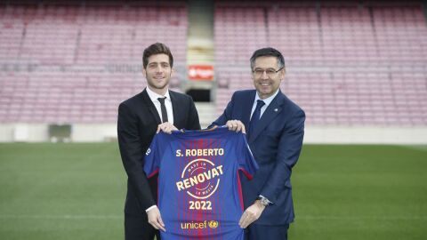 Sergi Roberto y Bartomeu, con la camiseta de la renovaci&oacute;n del jugador cul&eacute;