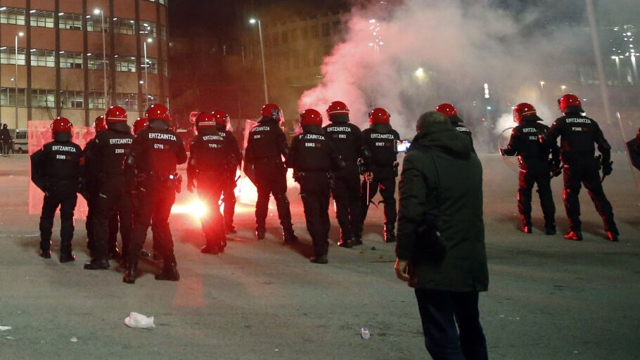 La ertzaina en los enfrentamientos en los aleda&ntilde;os de San Mam&eacute;s entre aficionados del Athletic y el Spartak 