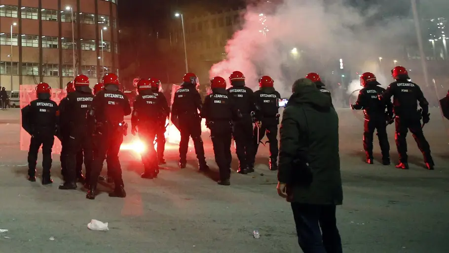 La ertzaina en los enfrentamientos en los aledaños de San Mamés entre aficionados del Athletic y el Spartak La ertzaina en los enfrentamientos en los aledaños de San Mamés entre aficionados del Athletic y el Spartak