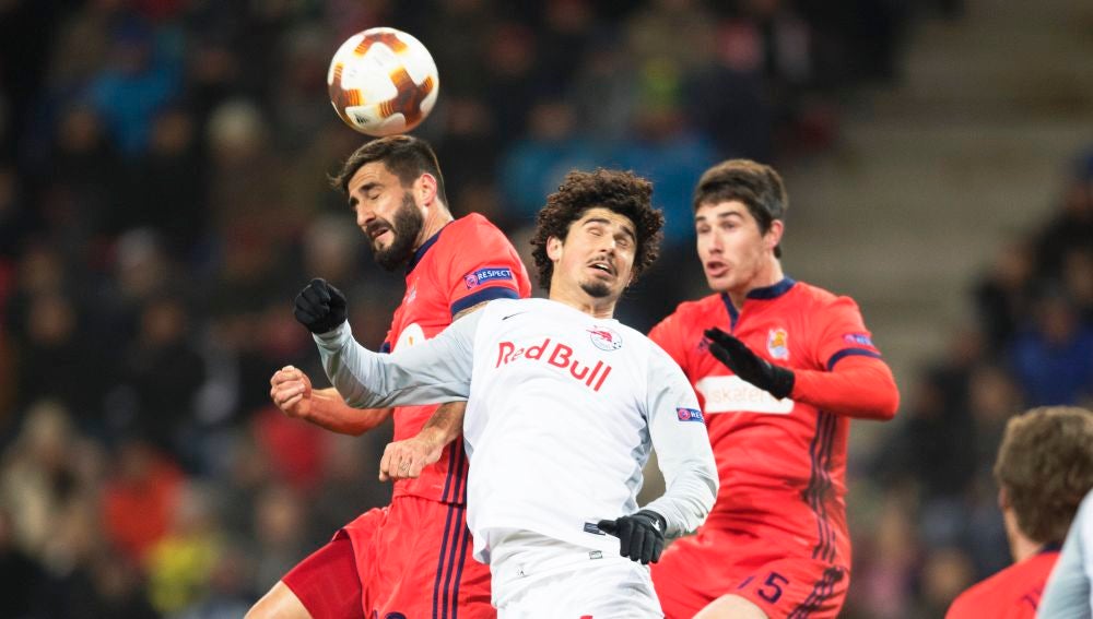 Momento del partido entre Salzburgo y Real Sociedad