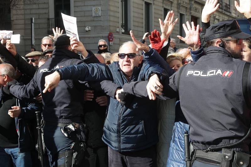 Jubilados ante el Congreso: "Nos suben las pensiones un 0,25%, pero no dicen lo que sube la luz, el gas o el agua" Jubilados ante el Congreso: "Nos suben las pensiones un 0,25%, pero no dicen lo que sube la luz, el gas o el agua"