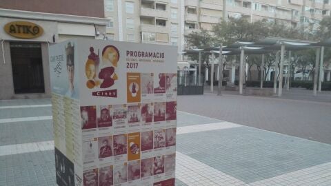 Cubo con la programaci&oacute;n cultural de Elche instalado en la Plaza de Castilla