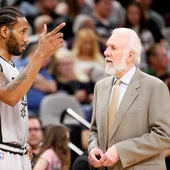 Popovich conversa con Kawhi Leonard Popovich conversa con Kawhi Leonard