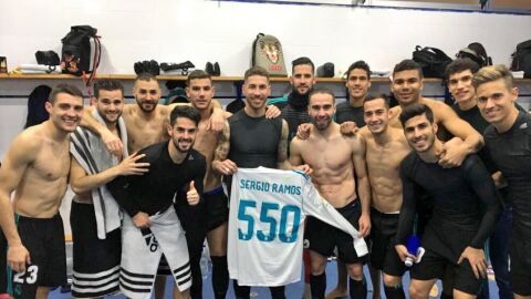 Sergio Ramos celebra con sus compa&ntilde;eros sus 550 partidos con el Real Madrid