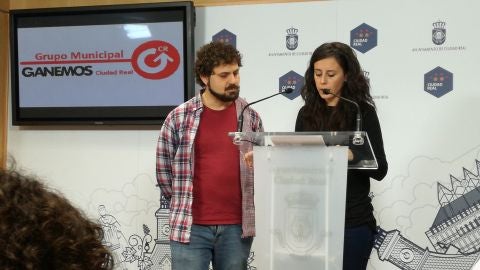 Los concejales de Ganemos durante la rueda de prensa
