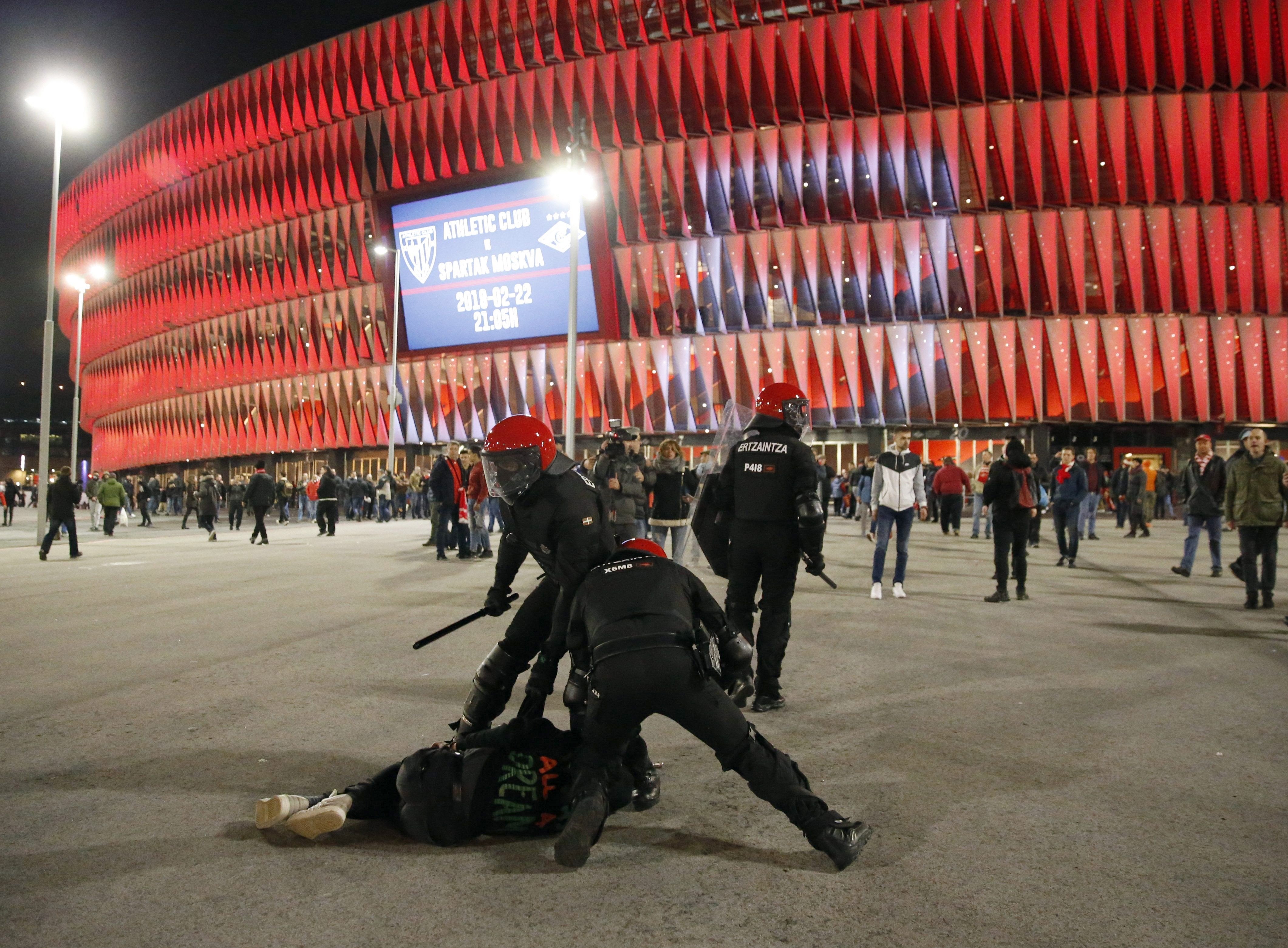 Nueve detenidos tras enfrentamientos entre radicales de Athletic y Spartak Nueve detenidos tras enfrentamientos entre radicales de Athletic y Spartak