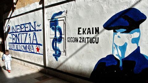 Mural con el s&iacute;mbolo de ETA