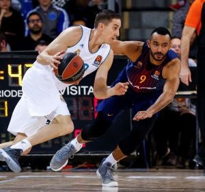 Carroll intenta avanzar ante la defensa de Pressey Carroll intenta avanzar ante la defensa de Pressey