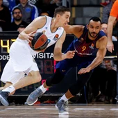 Carroll intenta avanzar ante la defensa de Pressey Carroll intenta avanzar ante la defensa de Pressey