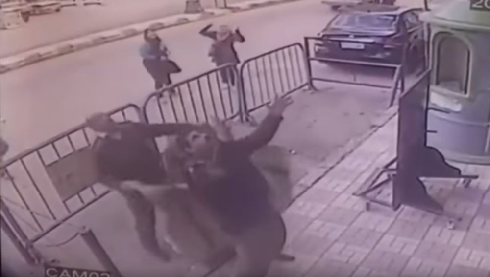 Un policía salva la vida a un niño que cayó desde un tercer piso en Egipto