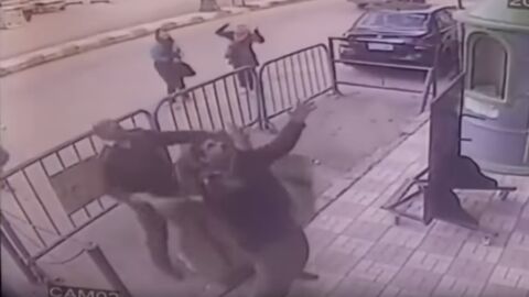 Un polic&iacute;a salva la vida a un ni&ntilde;o que cay&oacute; desde un tercer piso en Egipto