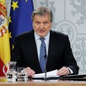 Méndez de Vigo durante la rueda de prensa tras la reunión del consejo de ministros en el Palacio de la Moncloa