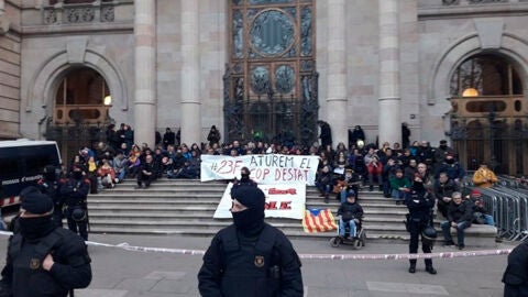 Un centenar de manifestantes convocados por los CDR bloquean la puerta principal del TSJC