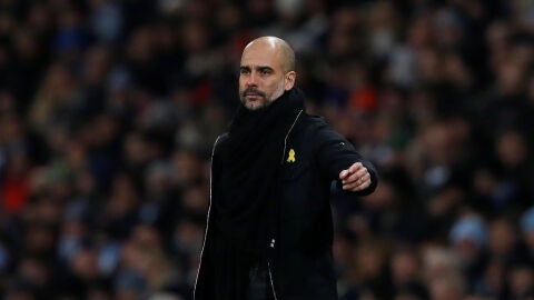 Guardiola, con el lazo amarillo durante un partido