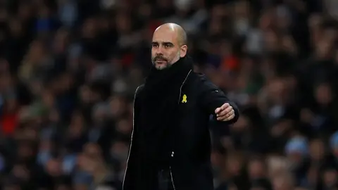 Guardiola, con el lazo amarillo durante un partido Guardiola, con el lazo amarillo durante un partido