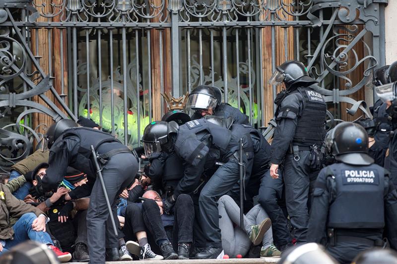 14 detenidos en la concentración de los manifestantes de los Comités de Defensa de la República ante el TSJC 14 detenidos en la concentración de los manifestantes de los Comités de Defensa de la República ante el TSJC