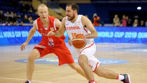 Quino Colom intenta entrar a canasta ante Bielorrusia