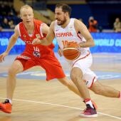 Quino Colom intenta entrar a canasta ante Bielorrusia