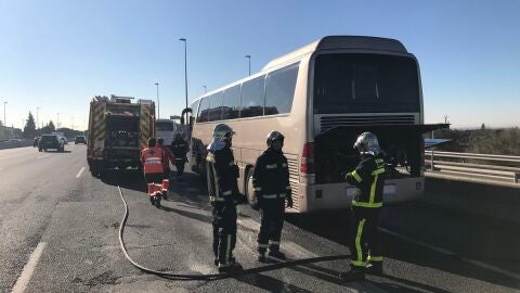 El autob&uacute;s escolar que ha artido en la A-6