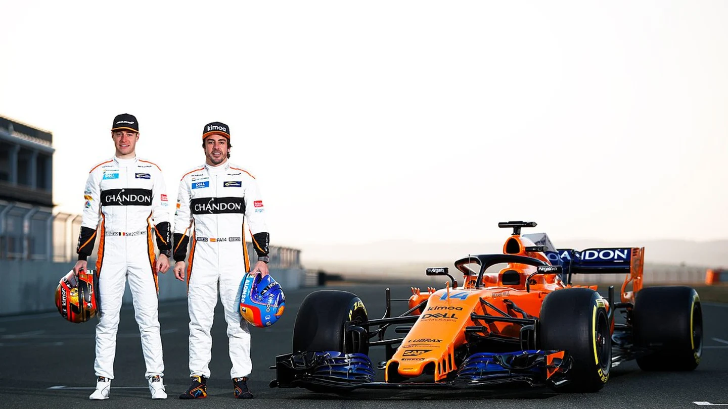 Alonso y Vandoorne con el nuevo McLaren MCL33 Alonso y Vandoorne con el nuevo McLaren MCL33