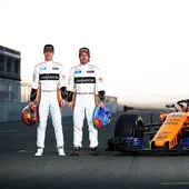 Alonso y Vandoorne con el nuevo McLaren MCL33 Alonso y Vandoorne con el nuevo McLaren MCL33