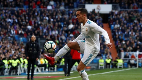 L&uacute;cas V&aacute;zquez controlando un bal&oacute;n