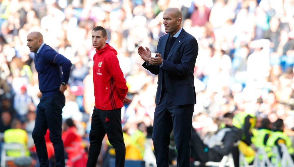 Zidane aplaude a sus jugadores en la banda del Santiago Bernabéu