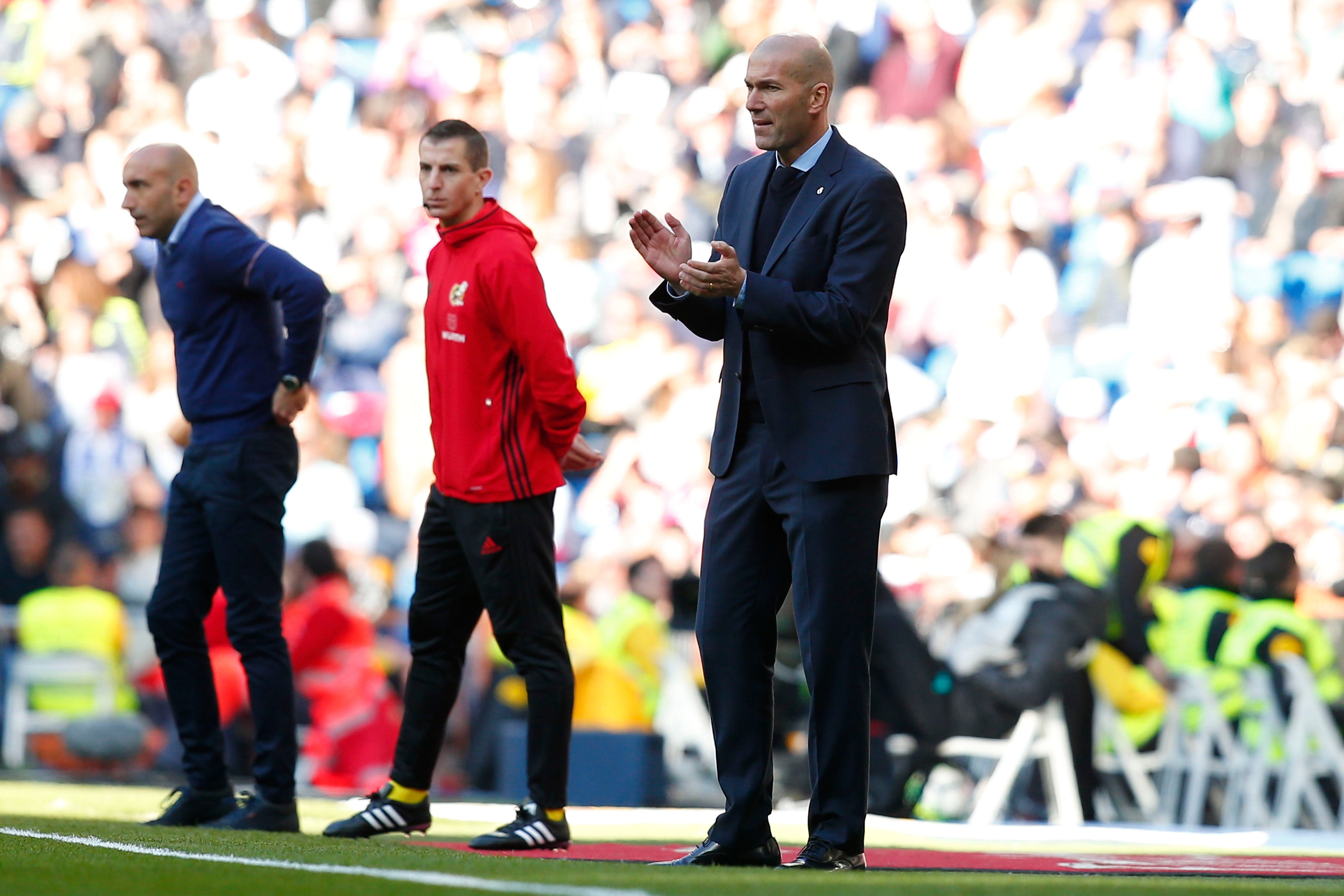 Zidane: "Estoy contento por el detalle de Cristiano con Benzema, se lo merecía" Zidane: "Estoy contento por el detalle de Cristiano con Benzema, se lo merecía"