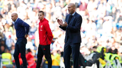 Zidane aplaude a sus jugadores en la banda del Santiago Bernab&eacute;u