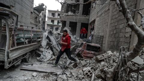 Un voluntario corre tras un bombardeo en Duma, feudo rebelde de Guta Oriental