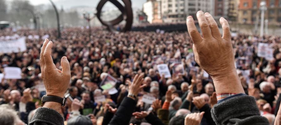 Miles de jubilados y pensionistas,convocados por la plataforma de asociaciones de jubilados, viudas y pensionistas de Bizkaia Miles de jubilados y pensionistas,convocados por la plataforma de asociaciones de jubilados, viudas y pensionistas de Bizkaia