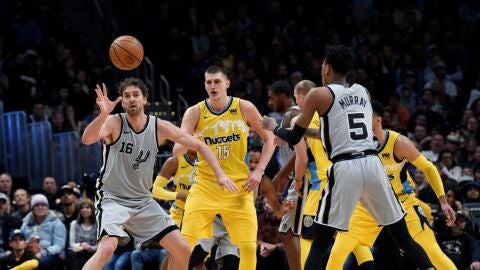 Pau Gasol recibe un pase ante los Nuggets