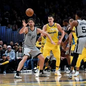 Pau Gasol recibe un pase ante los Nuggets Pau Gasol recibe un pase ante los Nuggets