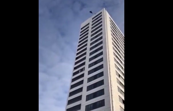 Un saltador sobrevive tras saltar de un piso 24 de un edificio en Estocolmo y que no se abriera el paracaídas Un saltador sobrevive tras saltar de un piso 24 de un edificio en Estocolmo y que no se abriera el paracaídas