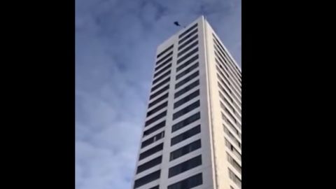 Momento del salto desde el edificio en Estocolmo